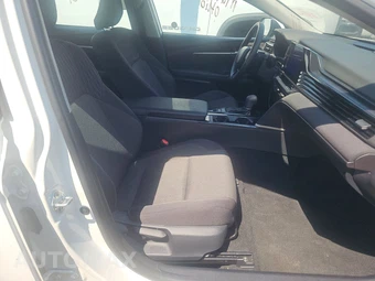 2025 Toyota Camry LE - miniatura 8