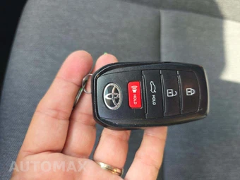 2025 Toyota Camry LE - miniatura 8