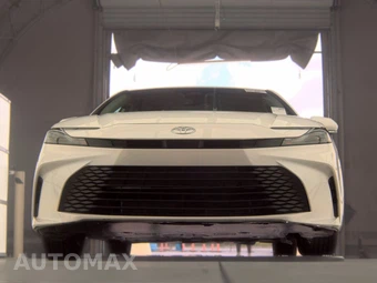 2025 Toyota Camry LE - miniatura 3
