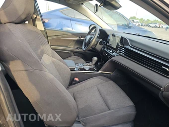 2025 Toyota Camry LE - miniatura 8