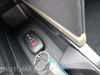 2025 Toyota Camry LE - miniatura 8