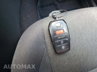 2025 Toyota Camry LE - miniatura 5