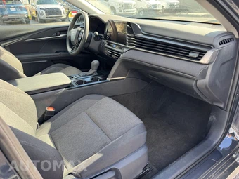 2025 Toyota Camry LE - miniatura 10
