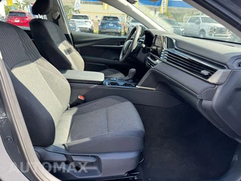 2025 Toyota Camry LE - miniatura 11