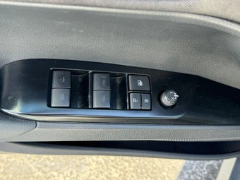 2025 Toyota Camry LE - miniatura 17