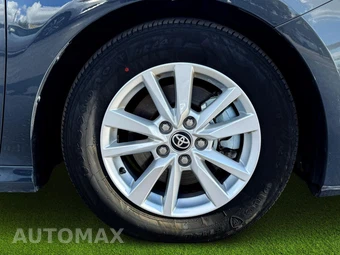 2025 Toyota Camry LE - miniatura 8