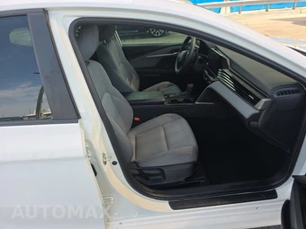 2025 Toyota Camry LE - miniatura 8