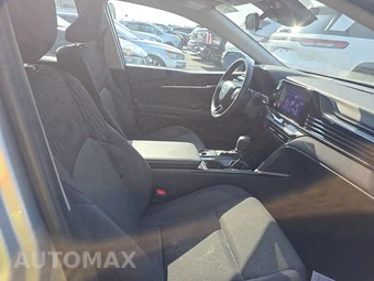 2025 Toyota Camry LE - miniatura 8