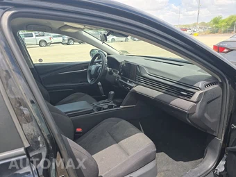 2025 Toyota Camry LE - miniatura 8