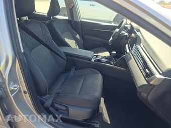 2025 Toyota Camry LE - miniatura 8