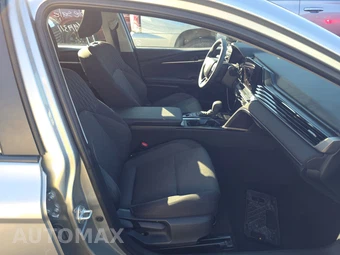 2025 Toyota Camry LE - miniatura 8