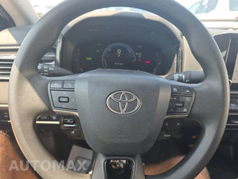 2025 Toyota Camry LE - miniatura 10