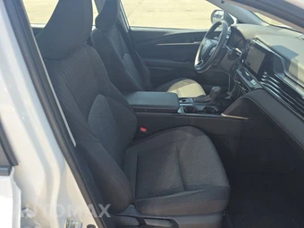 2025 Toyota Camry LE - miniatura 8