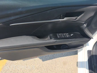 2025 Toyota Camry LE - miniatura 9