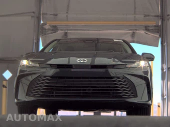 2025 Toyota Camry LE - miniatura 3