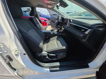 2025 Toyota Camry LE - miniatura 8