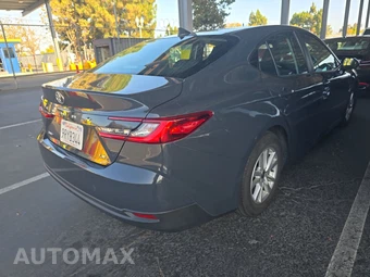2025 Toyota Camry LE - miniatura 4