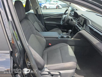 2025 Toyota Camry LE - miniatura 8