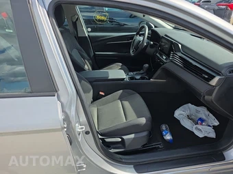 2025 Toyota Camry LE - miniatura 8