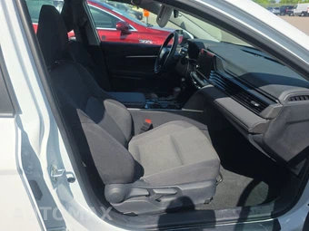 2025 Toyota Camry LE - miniatura 8