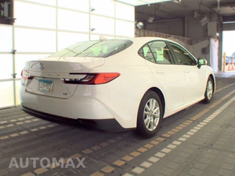 2025 Toyota Camry LE - miniatura 4