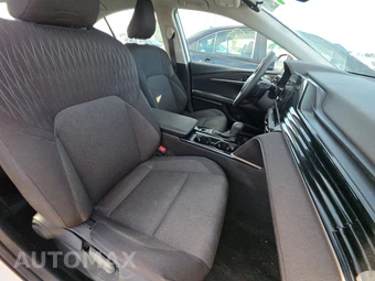 2025 Toyota Camry LE - miniatura 8