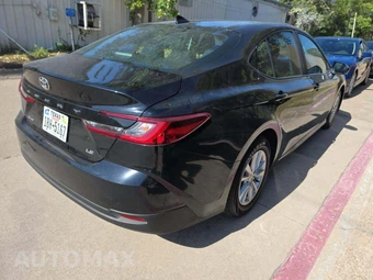 2025 Toyota Camry LE - miniatura 3