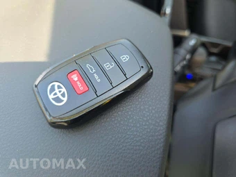 2025 Toyota Camry LE - miniatura 8