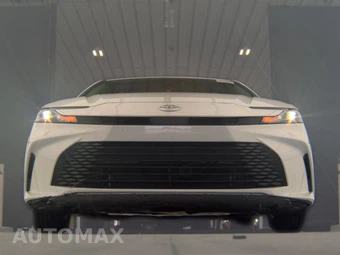 2025 Toyota Camry LE - miniatura 3