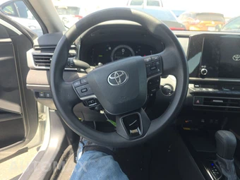 2025 Toyota Camry LE - miniatura 10
