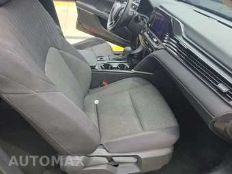 2025 Toyota Camry LE - miniatura 8