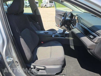 2025 Toyota Camry LE - miniatura 15