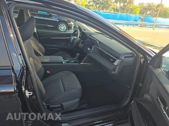2025 Toyota Camry LE - miniatura 8