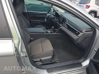 2025 Toyota Camry LE - miniatura 8