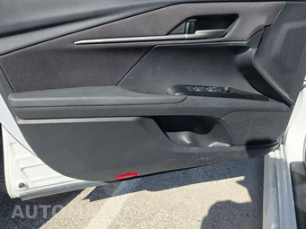 2025 Toyota Camry LE - miniatura 9