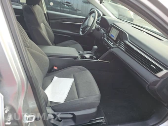 2025 Toyota Camry LE - miniatura 8