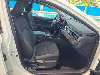2025 Toyota Camry LE - miniatura 8
