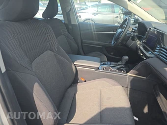 2025 Toyota Camry LE - miniatura 8