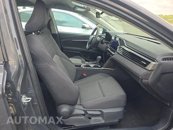2025 Toyota Camry LE - miniatura 8