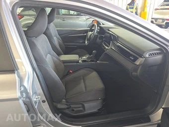 2025 Toyota Camry LE - miniatura 8