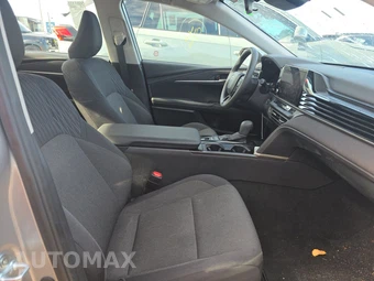 2025 Toyota Camry LE - miniatura 8