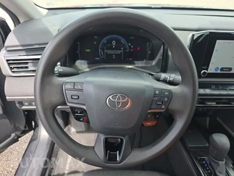 2025 Toyota Camry LE - miniatura 10
