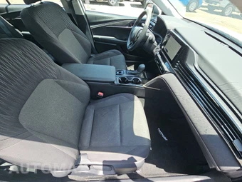 2025 Toyota Camry LE - miniatura 8