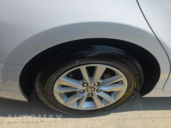 2025 Toyota Camry LE - miniatura 10