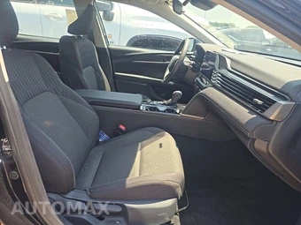 2025 Toyota Camry LE - miniatura 8