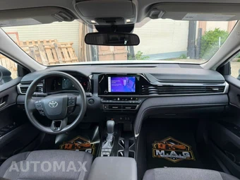 2025 Toyota Camry LE - miniatura 10