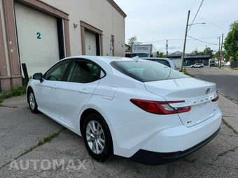 2025 Toyota Camry LE - miniatura 4