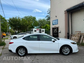 2025 Toyota Camry LE - miniatura 8