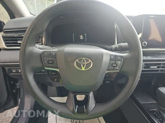 2025 Toyota Camry LE - miniatura 10