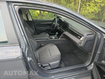 2025 Toyota Camry LE - miniatura 8